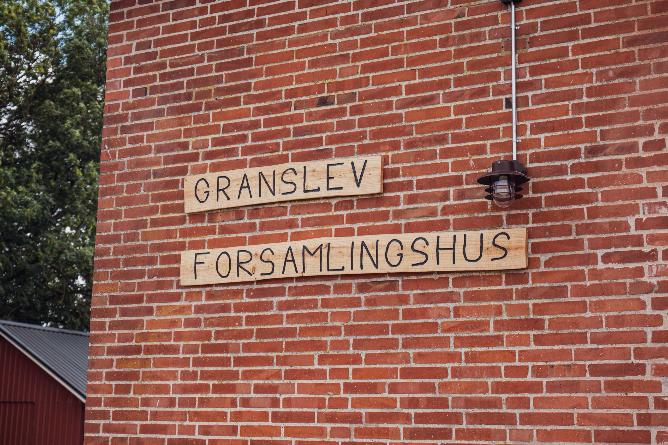 Facaden med skiltet