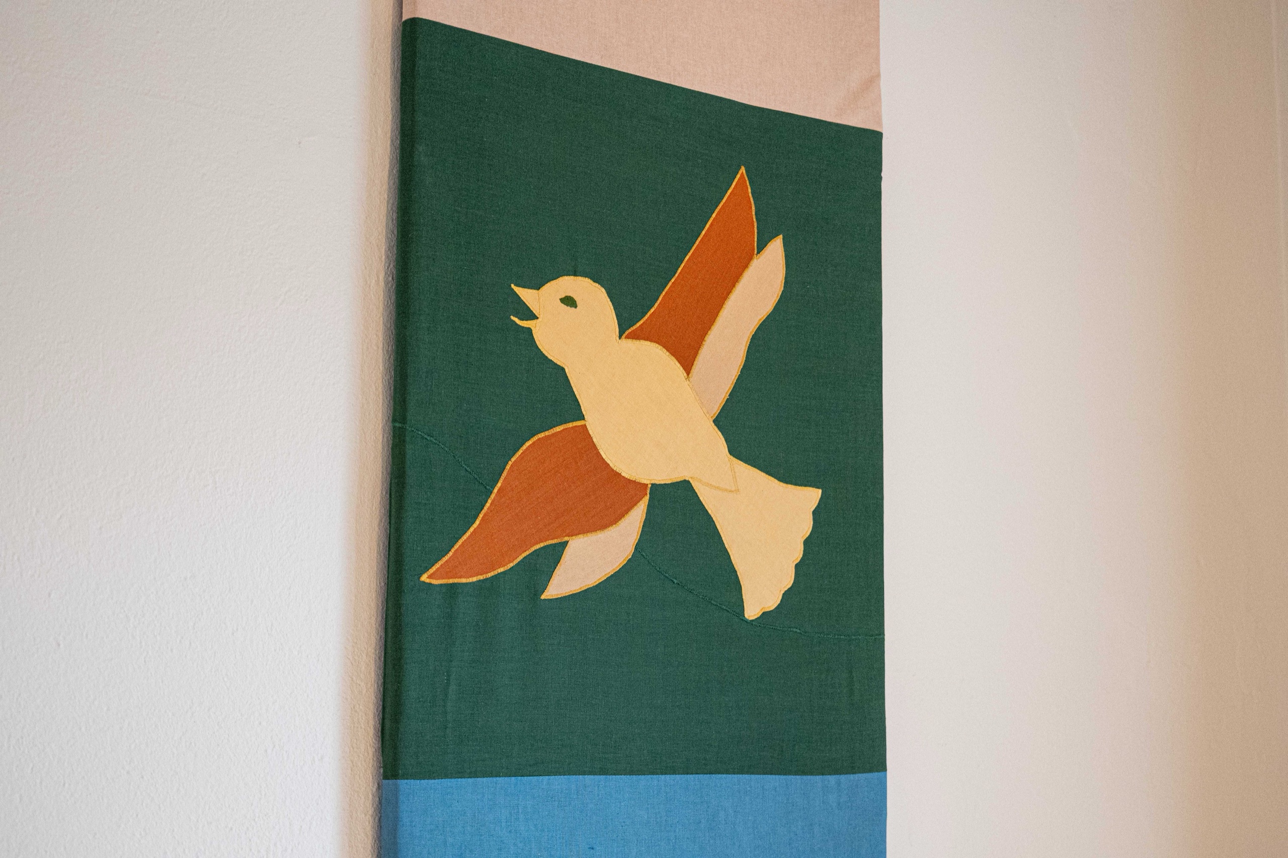 Håndsyet fuglebanner fra salen
