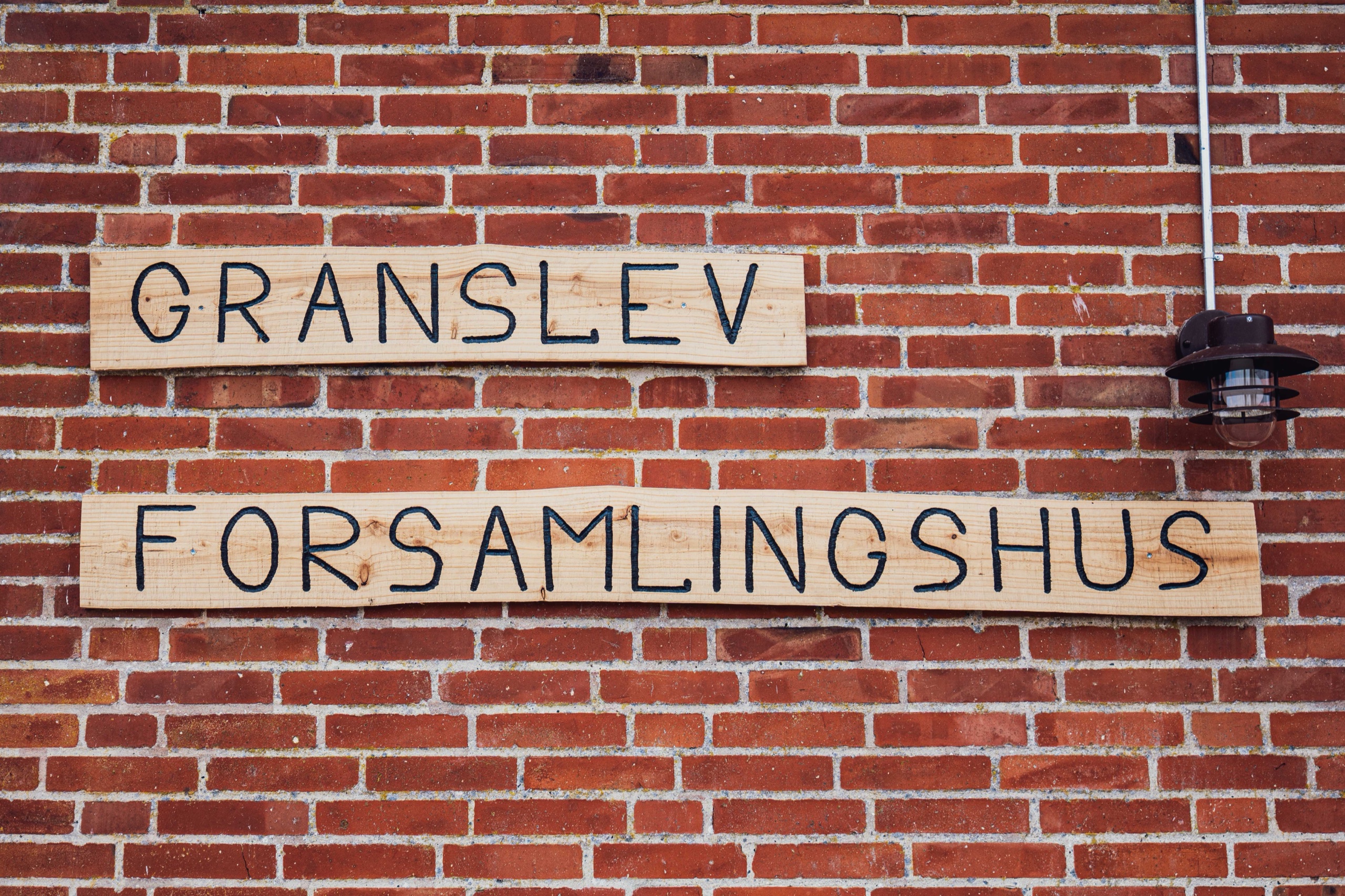 Det håndskårne skilt
